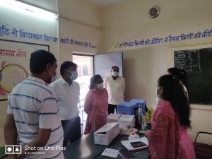 रिसाली टीकाकरण केन्द्रों की व्यवस्था का डिप्टी कलेक्टर ने आयुक्त के साथ किया अवलोकन टेस्टिंग, ट्रेसिंग, ट्रीटमेंट और टीके पर दिये जोर
