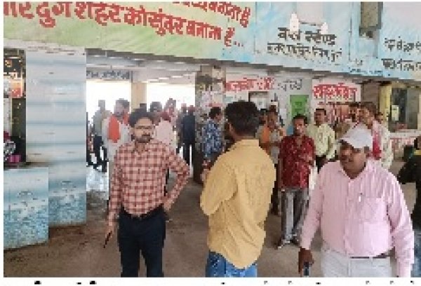 न्यू बस स्टेण्ड क्षेत्र में सड़क और नाली बाधित करने वाले व्यवसाईयो के ऊपर की गई अतिक्रमण हटाने की कार्रवाही