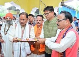 मुख्यमंत्री साय ने भिखमपुरा के पंचमुखी सिद्ध हनुमान मंदिर में की पूजा-अर्चना