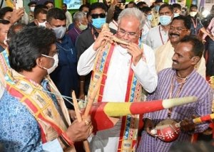 राष्ट्रीय आदिवासी नृत्य महोत्सव छत्तीसगढ़ और झारखण्ड के मुख्यमंत्रियों ने ठोड़का और तुरही के साथ की जुगलबंदी.