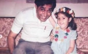 पापा के कंधे पर हाथ रख फोटो खिंचवाती ये बच्ची आज है बॉलीवुड की बड़ी स्टार...