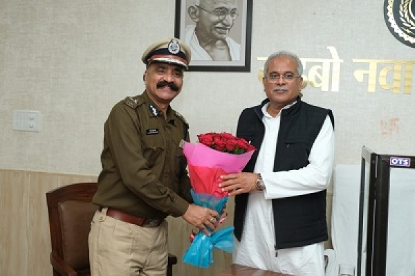 मुख्यमंत्री से विशेष पुलिस महानिदेशक  आर के विज ने की सौजन्य मुलाकात
