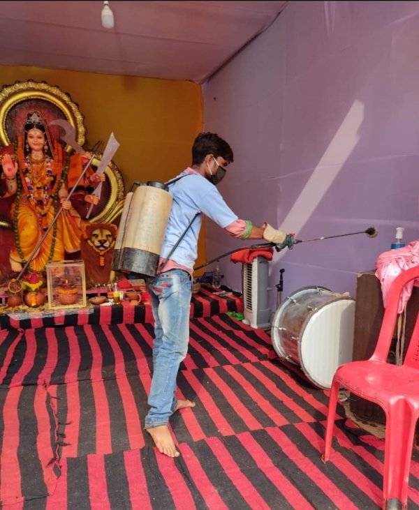 मास्क एवं सोशल डिस्टेंस की अपील के साथ ही दुर्गा पंडाल परिसर में प्रतिदिन किया जा रहा है सेनेटाइज