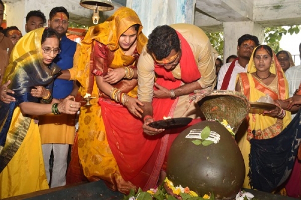 जिला पंचायत सदस्य तुकाराम ने कामठी के प्राचीन शिव मंदिर में किया रूद्राभिषेक