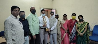 कार्यकाल समाप्त होने पर उपभोक्ता आयोग के सदस्य राजेन्द्र पाध्ये के कामों की सराहना करते हुए किया गया सम्मान