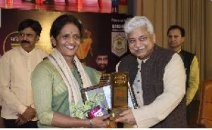 साहित्य, संगीत, रंगमंच के "बदलता कारवाँ " में छत्तीसगढ़ का गौरव सम्मान से नवाजी गई शिक्षिका मधु