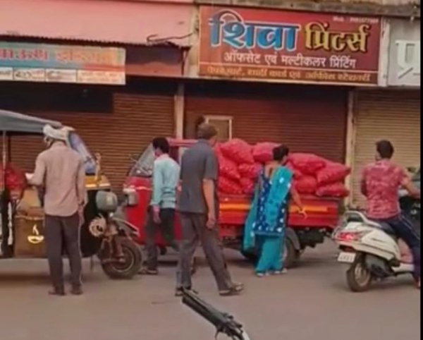 सुपेला के आकाशगंगा थोक सब्जी मंडी में लॉकडाउन का उल्लंघन , रोजाना जुट रही भीड़ से कोरोना नियंत्रण को झटका , आपदा में कमाई का अवसर तलाश रहे कुछ व्यापारी