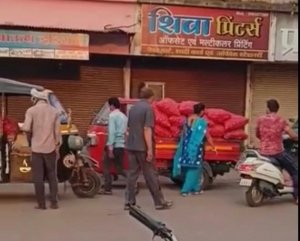 सुपेला के आकाशगंगा थोक सब्जी मंडी में लॉकडाउन का उल्लंघन , रोजाना जुट रही भीड़ से कोरोना नियंत्रण को झटका , आपदा में कमाई का अवसर तलाश रहे कुछ व्यापारी