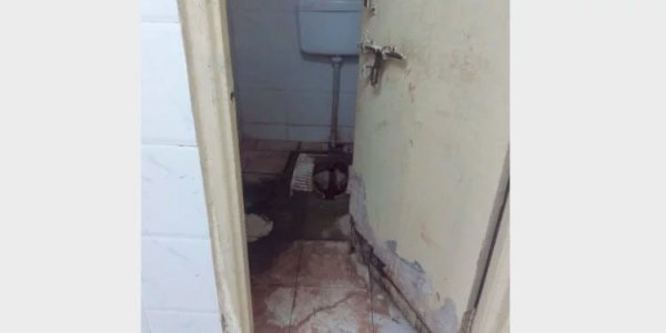 सीएम हॉस्पिटल कोविड सेंटर मेें गंदे व टूटे फूटे टायलेट, मरीज हलाकान