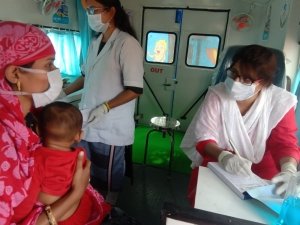 दाई-दीदी मोबाइल क्लीनिक के प्रति महिलाओं ने दिखाई गहरी रूचि ,मरीज महिलाओं ने महिला चिकित्सकों को खुलकर बताई अपनी समस्यायें
