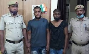 चाकूबाजी कर रहे हमलावरों से भिड़ गए पुलिसवाले, बचाई युवक की जान