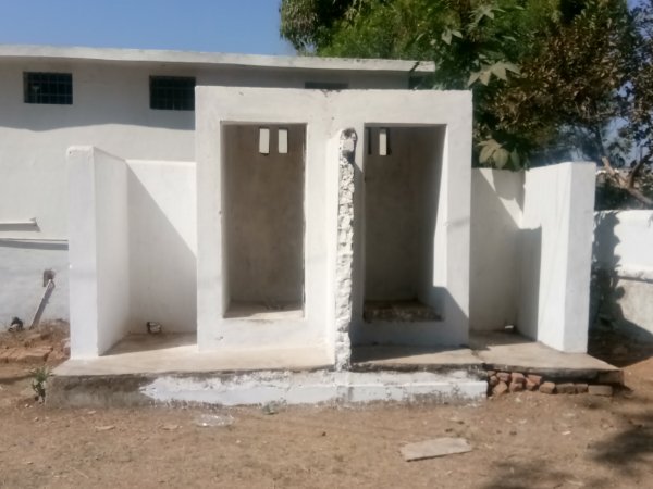 BEO &amp; BRC कार्यालय के पीछे बने पुराने शौचालय में कब लगेगा दरवाजा