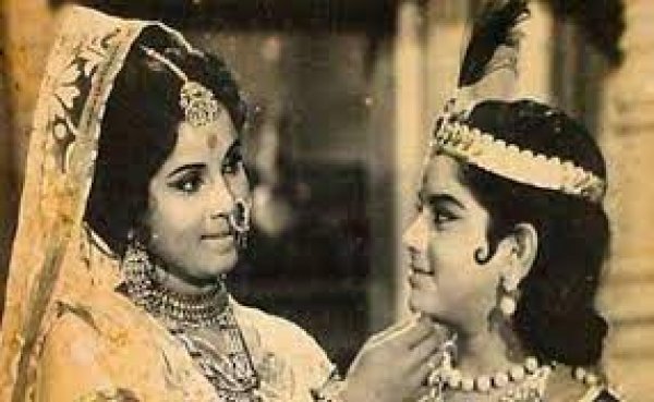 शोले में ‘डबल रोल’ में था ये बच्चा, एक फिल्म की वजह से की सुपरस्टार एक्ट्रेस से शादी...पहचाना क्या?