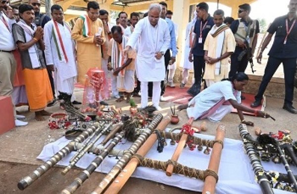 मुख्यमंत्री ग्राम पंचायत राजागांव के आस्था केंद्र देवगुड़ी स्थल पहुंचे