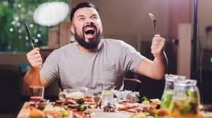 हमेशा खाते रहने की आदत बन सकती है ईटिंग डिसऑर्डर, जानें इसके लक्षण और प्रकार