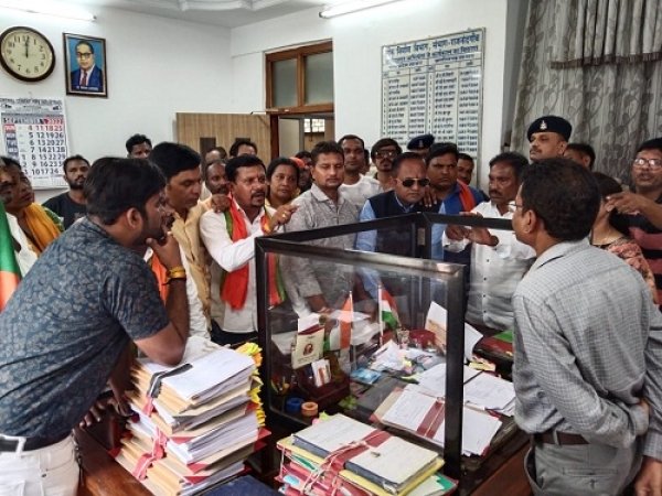 सड़क में गड्ढों को लेकर भाजपा का लोकनिर्माण में हल्लाबोल
