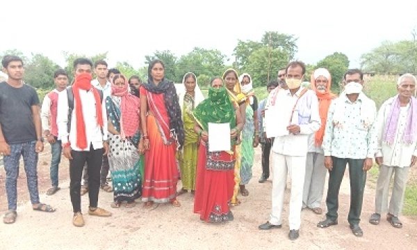 नेवशा में रविदास चबूतरा से अतिक्रमण हटाने के लिए ग्रामीण हुए लामबंद, संसदीय सचिव के समक्ष की नायब तहसीलदार की शिकायत