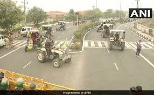 लालकिला में भारी फोर्स तैनात, मेट्रो सेवाएं हुईं सामान्य