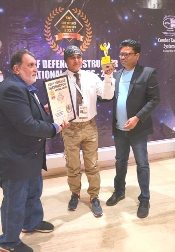 सेल्फ डेफ न्स के सर्वश्रेष्ट प्रशिक्षक का नेशनल अवार्ड भिलाई के गिरी राव सर को