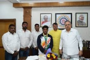 वल्र्ड पावरलिफ्टिंग चैंपियनशिप में छग का परचम लहराने वाले का डॉ. रमन ने किय सम्मान
