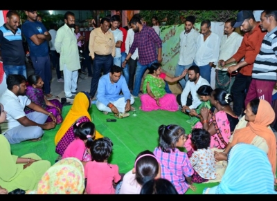 जमीन पर बैठकर विधायक ने किया भोजन,भेंट मुलाकात के दौरान आम नागरिक के घर में चखा रोटी और चौलाई भाजी का स्वाद