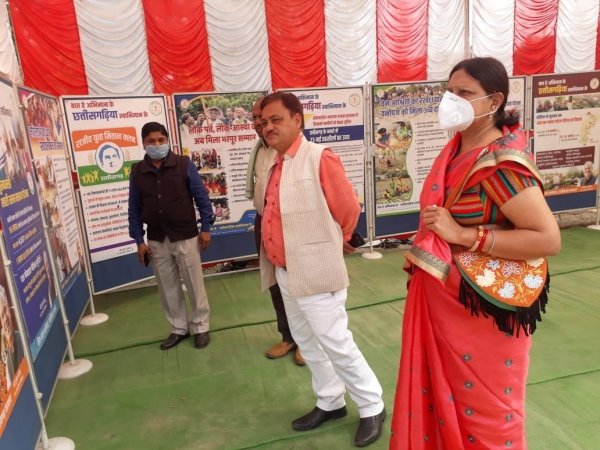 जनपद अध्यक्ष श्रीमती नैना विनोद ताम्रकार ने छुईखदान में किया जनसंपर्क विभाग की फोटो प्रदर्शनी का शुभारंभ