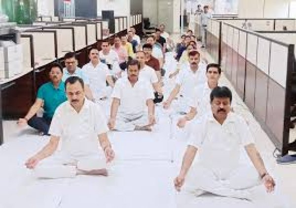 &ldquo;एक पृथ्वी, एक स्वास्थ्य&rdquo; की थीम पर नागरिक आपूर्ति निगम ने मनाया योग दिवस