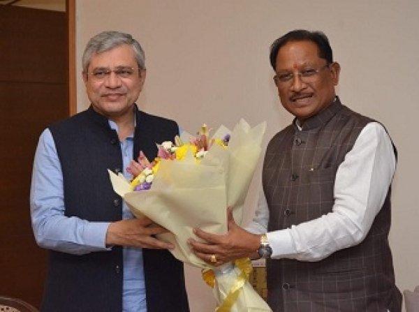 मुख्यमंत्री साय ने छत्तीसगढ़ में रेल सुविधाओं के विस्तार, नए प्रोजेक्ट्स की प्रगति और प्रगतिरत परियोजनाओं पर केंद्रीय रेल मंत्री अश्विनी वैष्णव से की चर्चा 