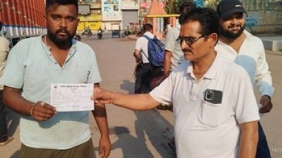 सड़क बाधा बन रहे अवैध पार्किंग वाहनों पर निगम का शिकंजा