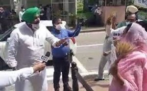 संसद के बाहर अकाली दल की हरसिमरत कौर बादल और कांग्रेस के रवनीत बिट्टू के बीच हुई तीखी बहस