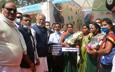 मुख्यमंत्री ने सुकमावासियों को दी 225 करोड़ रुपए के विकास कार्यों की सौगात ,हितग्राहियों को 65 लाख 74 हजार रुपए की राशि का किया वितरण