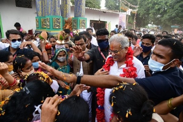गिरोला में मुख्यमंत्री श्री भूपेश बघेल का भव्य स्वागत...