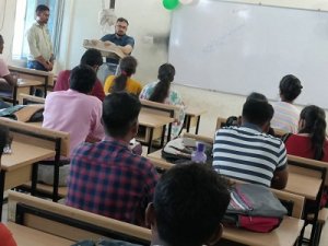 कलेक्टर ने छात्रों को किया मोटिवेट, कहा कड़ी मेहनत और कठिन परिश्रम ही दिलाएगा सफलता