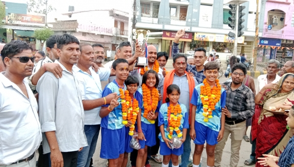 पटरी पार के खिलाड़ियों ने राज्य स्तरीय प्रतियोगिता में जीते स्वर्ण व कांस्य पदक, सम्मान रैली में उमड़ा जनसैलाब