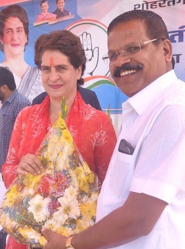 छत्तीसगढ़ कांग्रेस महामन्त्री राजेन्द्र साहू ने चुनावी सभा के पहले प्रियंका गांधी का किया स्वागत