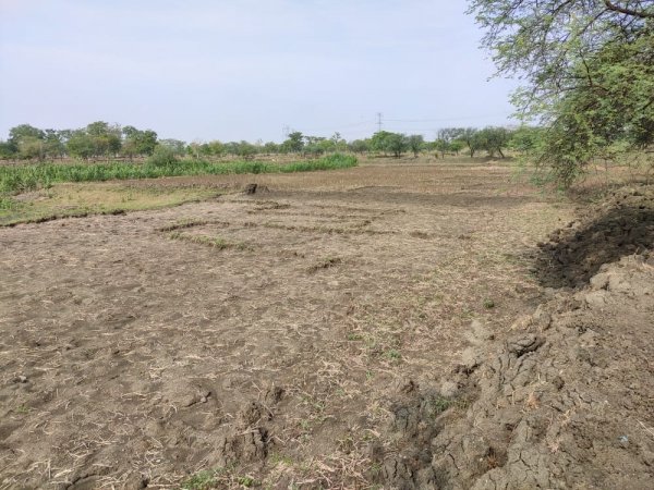 शासकीय तालाब को पाट कर बना दिया था खेत अब गहरी करण मे डाल रहे है बाधा
