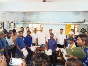 भिलाई-चरौदा निगम के स्वास्थ्य कर्मचारियों को बांटे गए रेनकोट, बारिश में सुरक्षित कार्य के लिए पहल