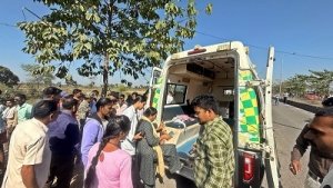 मुंगेली थाना क्षेत्र अंतर्गत करही के पास बस पलटी की दुर्घटना, मौके पर पहुंचे कलेक्टर और एसपी