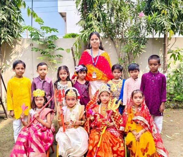कृष्णा पब्लिक स्कूल में नन्हे बच्चों ने माता रानी के स्वरूपों से मोहा मन आरोही सोनी सहित बाल कलाकारों की भावपूर्ण प्रस्तुति ने माहौल को बनाया भक्तिमय