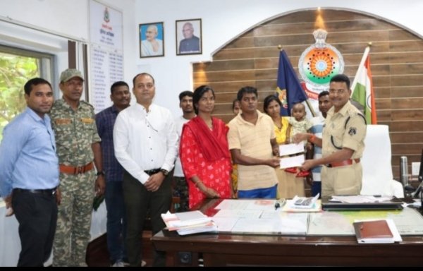 प्रोत्साहन राशि पाकर गदगद हुए आत्मसमर्पित  नक्सली