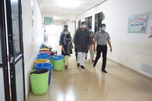 महापौर देवेन्द्र यादव ने कोविड केयर सेंटर का लिया जायजा, सेंटर की व्यवस्थाओं से सतुंष्ट हुए विधायक