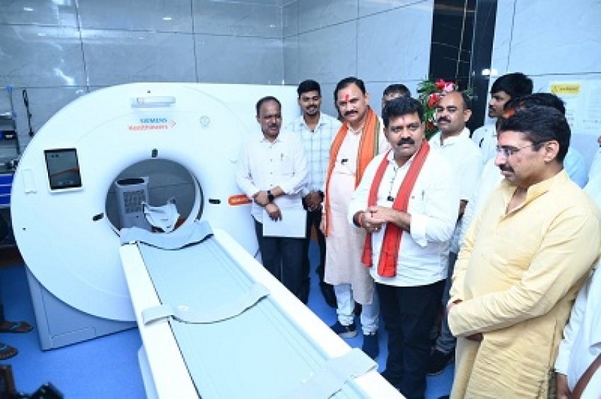 उपमुख्यमंत्री विजय शर्मा और स्वास्थ्य मंत्री श्याम बिहारी जायसवाल ने जिला अस्पताल में किया सिटी स्कैन यूनिट का लोकार्पण