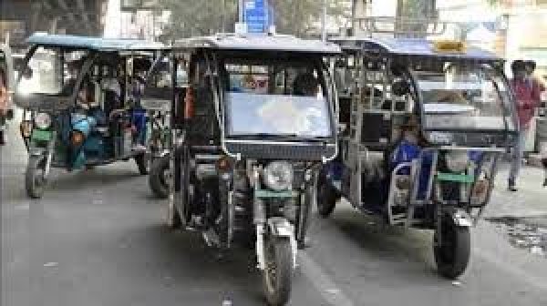 &ldquo;नशे में सवार सड़कों का आतंक: ई-रिक्शा और ऑटो चालकों की मनमानी से बिगड़ रहा यातायात, अब सख्त कार्रवाई का वक्त&rdquo;