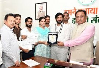मुख्यमंत्री विष्णुदेव साय से पंथी नृत्य दल ने की सौजन्य मुलाकात