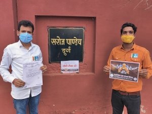 दुर्ग एनएसयूआई कार्यकर्ता टीके की मांग को लेकर पहुंचे राज्यसभा संसद सरोज पांडे के निवास