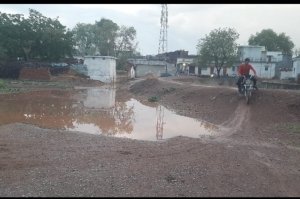 बेमौसम बारिश से हुई जलभराव की स्थिति,  नगर पंचायत नवागढ़ में पानी निकासी व्यवस्था फेल,