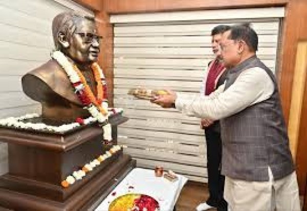 मुख्यमंत्री विष्णु देव साय ने भारत रत्न अटल बिहारी वाजपेयी की प्रतिमा पर माल्यार्पण कर दी श्रद्धांजलि