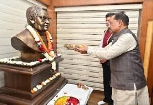 मुख्यमंत्री विष्णु देव साय ने भारत रत्न अटल बिहारी वाजपेयी की प्रतिमा पर माल्यार्पण कर दी श्रद्धांजलि