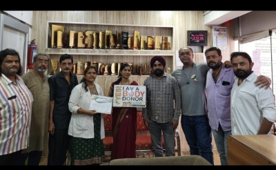 *रुआबांधा निवासी (मितानिन) आरती जैन ने अपने देहदान की वसीयत नवदृष्टि फाउंडेशन के सदस्यों को सौंपी*