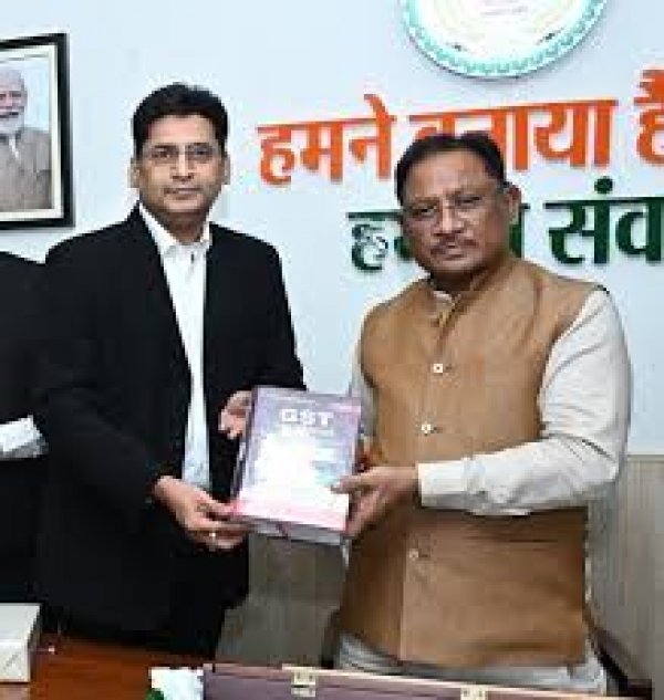 मुख्यमंत्री श्री विष्णु देव साय ने अधिवक्ता विवेक सारस्वत की नवीनतम पुस्तक "जीएसटी लॉ मैनुअल 2025" का किया विमोचन